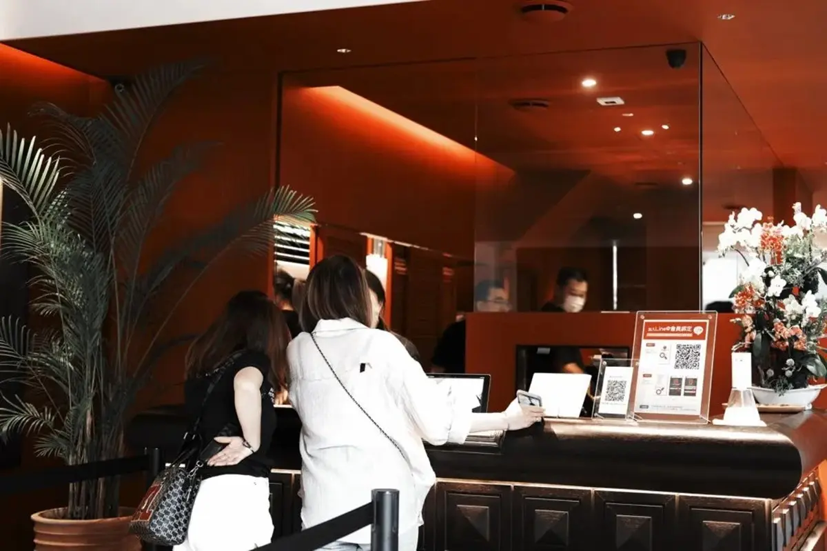 「台中最美奶茶店」在這！純白建築＋南洋風沙發區IG暴紅，手搖控朝聖拍一波