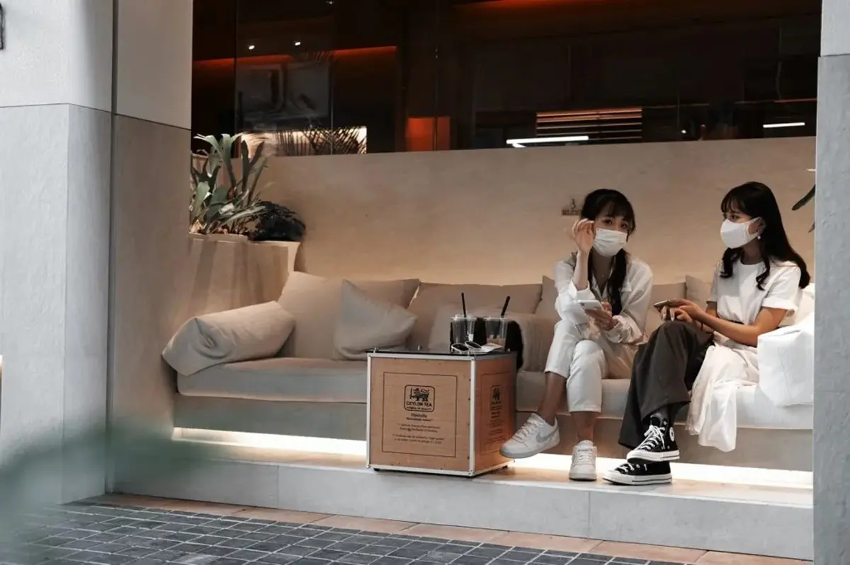 「台中最美奶茶店」在這！純白建築＋南洋風沙發區IG暴紅，手搖控朝聖拍一波