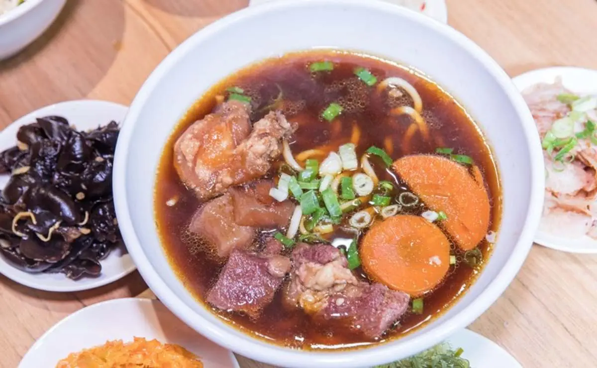 牛肉控必收!老饕最愛「半筋半肉麵」嗑厚切牛筋,特製牛筋醬拌飯一吃上癮 牛肉控必收!老饕最愛「半筋半肉麵」嗑厚切牛筋,特製牛筋醬拌飯一吃上癮