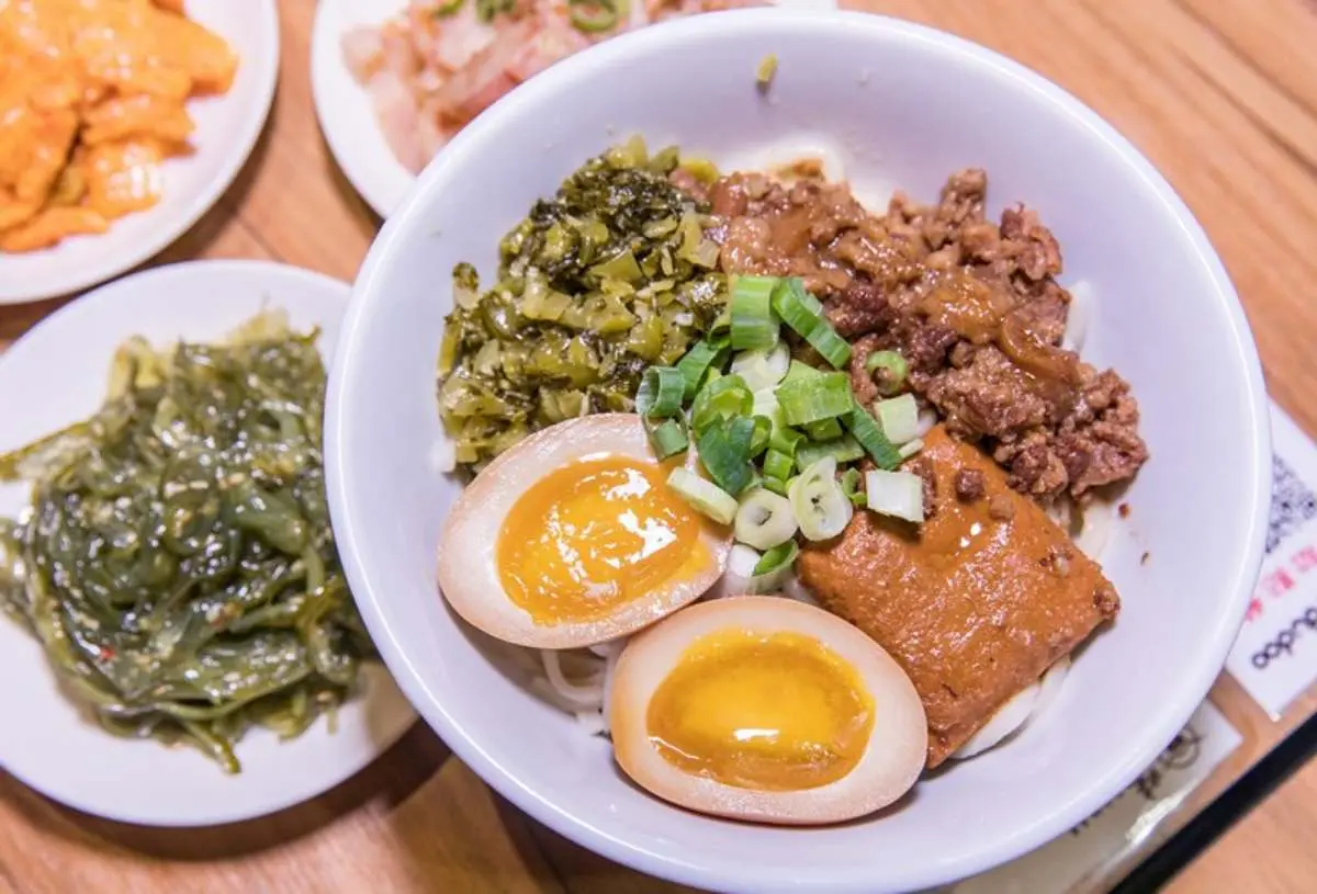 牛肉控必收!老饕最愛「半筋半肉麵」嗑厚切牛筋,特製牛筋醬拌飯一吃上癮 牛肉控必收!老饕最愛「半筋半肉麵」嗑厚切牛筋,特製牛筋醬拌飯一吃上癮