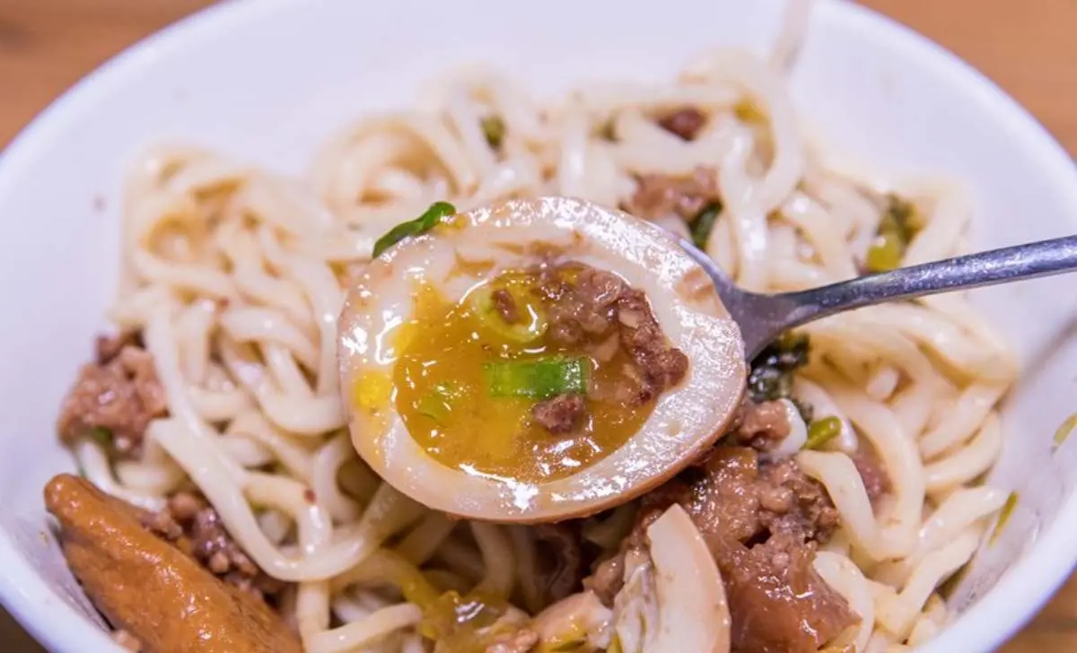 牛肉控必收!老饕最愛「半筋半肉麵」嗑厚切牛筋,特製牛筋醬拌飯一吃上癮 牛肉控必收!老饕最愛「半筋半肉麵」嗑厚切牛筋,特製牛筋醬拌飯一吃上癮