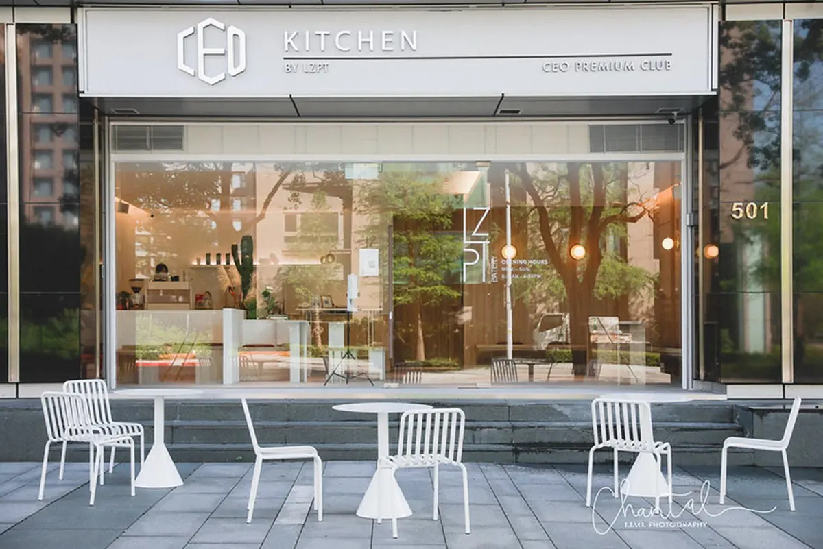 【新開店】打卡仙人掌座位區！內湖純白咖啡廳IG暴紅，木質設計怎麼拍都好看