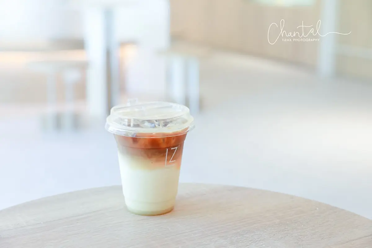 【新開店】打卡仙人掌座位區！內湖純白咖啡廳IG暴紅，木質設計怎麼拍都好看
