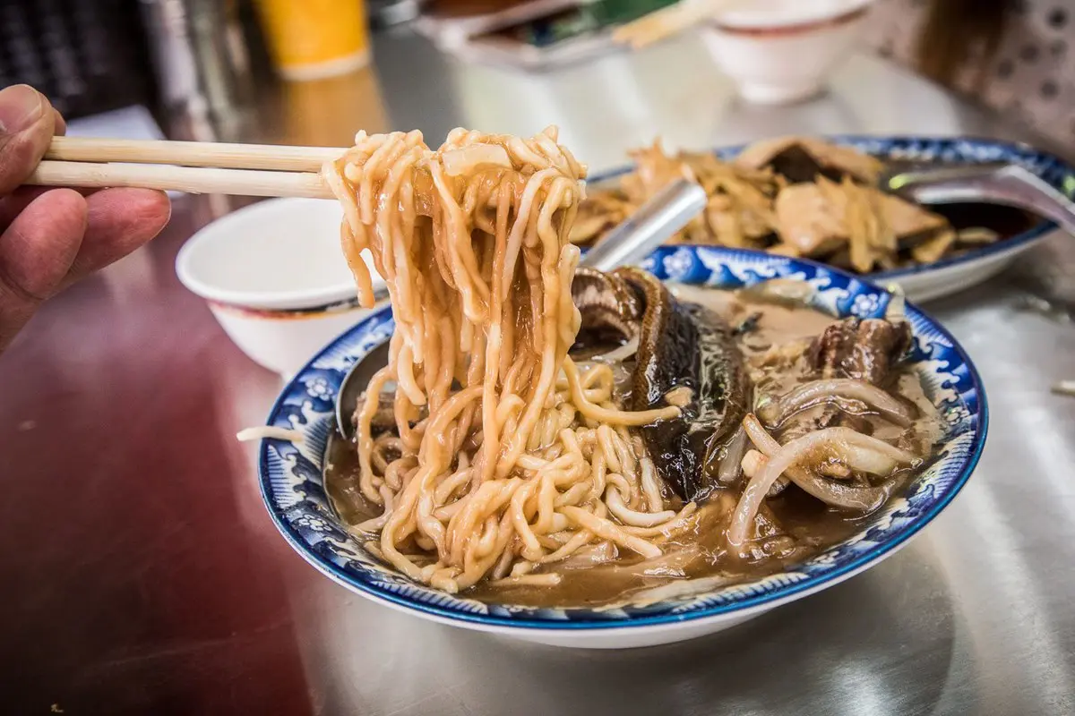 在地人從小吃到大！台南６家鱔魚意麵老店：入選米其林綠色指南、3000則好評