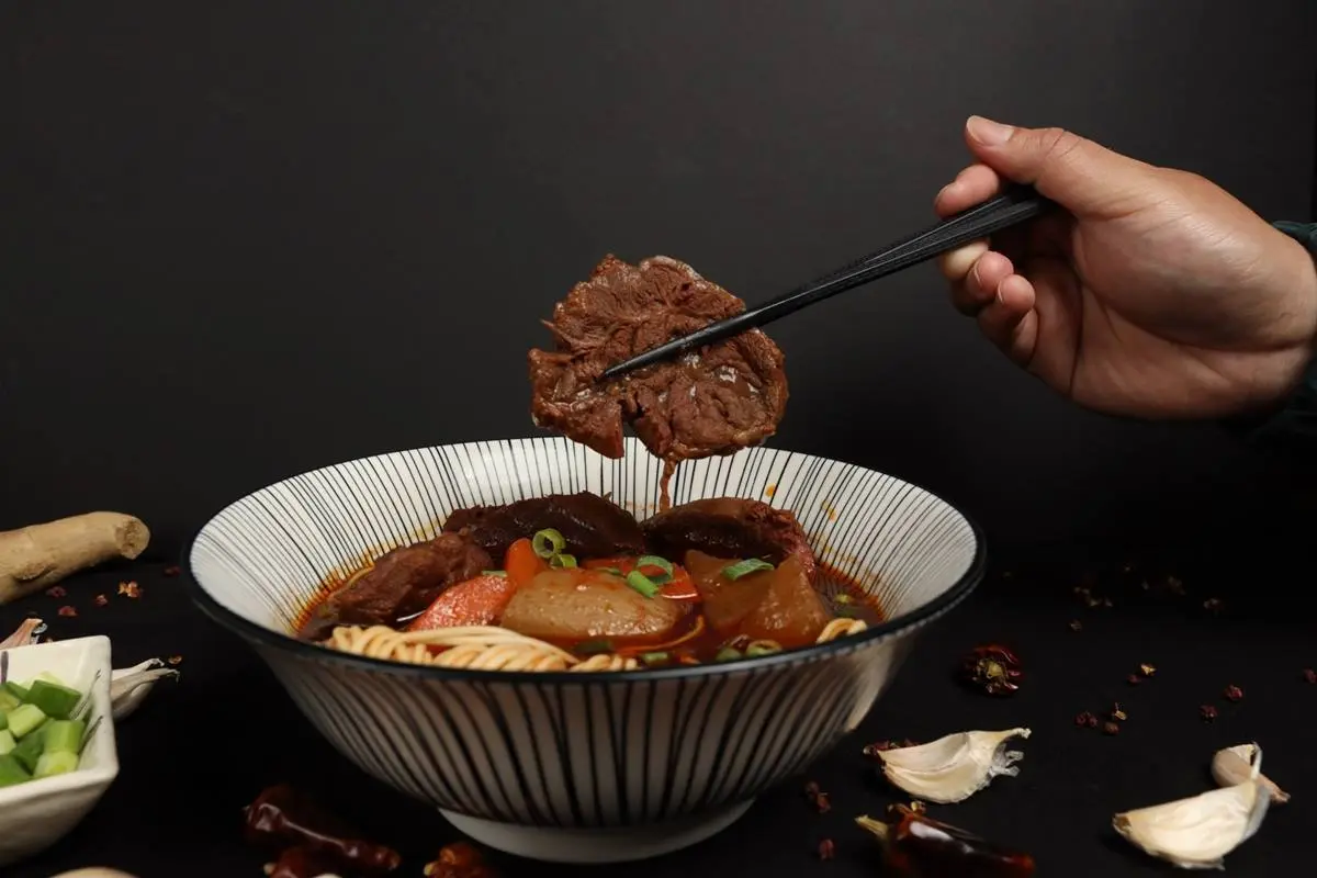 【新開店】１天只賣20碗！「麻辣牛肉麵」花４天製作，神祕店中店預約才能吃
