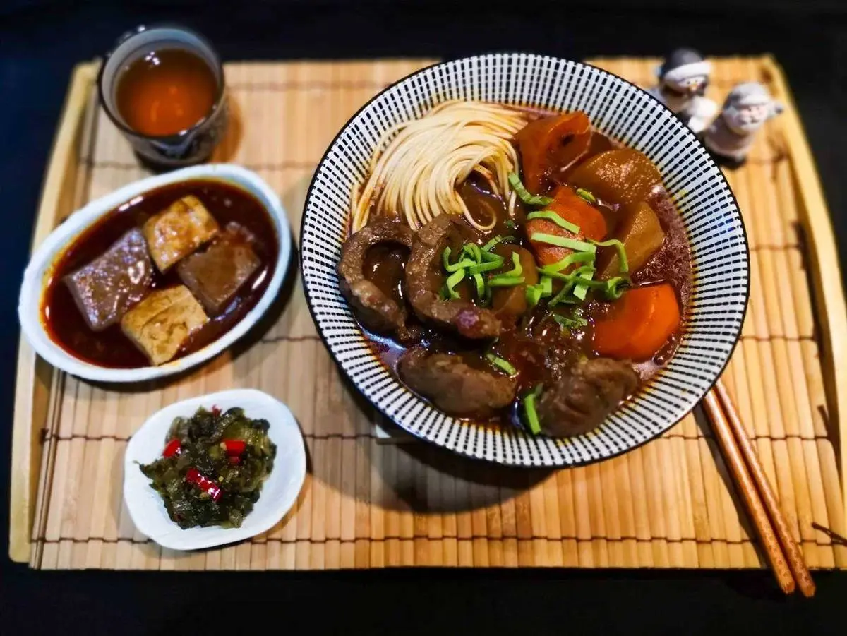【新開店】１天只賣20碗！「麻辣牛肉麵」花４天製作，神祕店中店預約才能吃