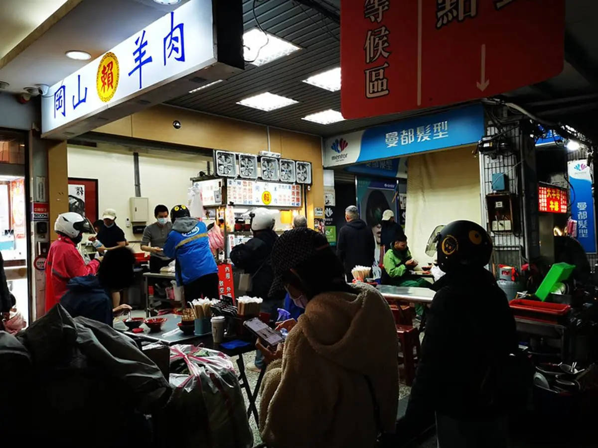 新店宵夜首選！會黏嘴的滷肉飯想吃先排隊，厚切羊肉湯連皮都軟嫩