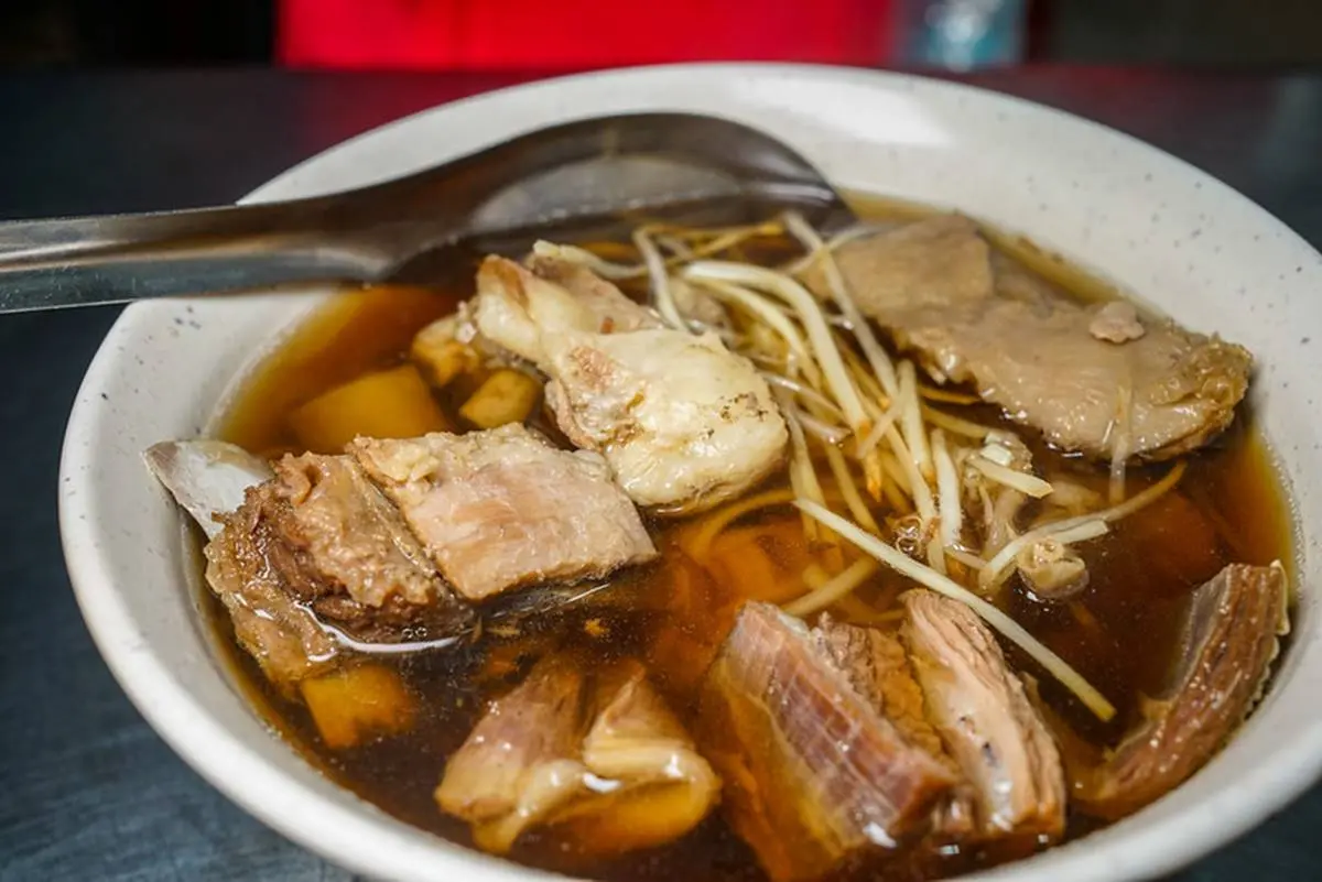 新店宵夜首選！會黏嘴的滷肉飯想吃先排隊，厚切羊肉湯連皮都軟嫩