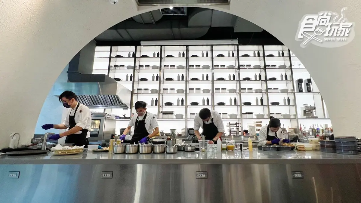 最美家電行開餐廳!恆隆行概念店推夜市餐食,「誠品書牆區」咖啡不到百元 最美家電行開餐廳!恆隆行概念店推夜市餐食,「誠品書牆區」咖啡不到百元