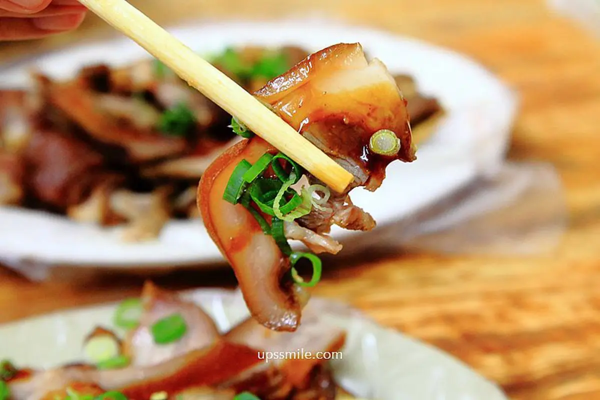 夜貓子必收！新北６間超人氣宵夜：一甲子炭燒鹹粥、會黏嘴的滷肉飯