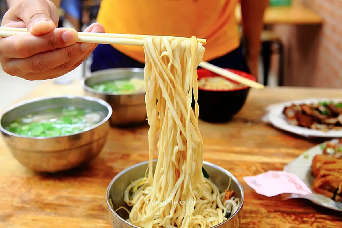夜貓子必收！新北６間超人氣宵夜：一甲子炭燒鹹粥、會黏嘴的滷肉飯