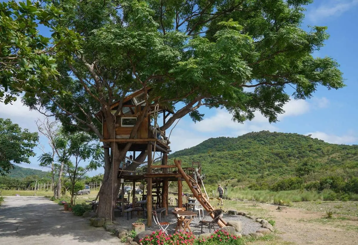 社群暴紅「樹屋祕境」!3層樓高「露天咖啡廳」賞山景好Chill,宛如置身電影場景 社群暴紅「樹屋祕境」!3層樓高「露天咖啡廳」賞山景好Chill,宛如置身電影場景
