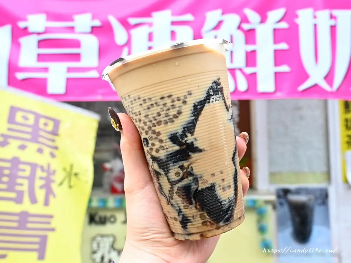 １杯４種料只要10元！洗版IG「仙草凍鮮奶」在這，滿杯波霸＋紫蘇咀嚼控快衝