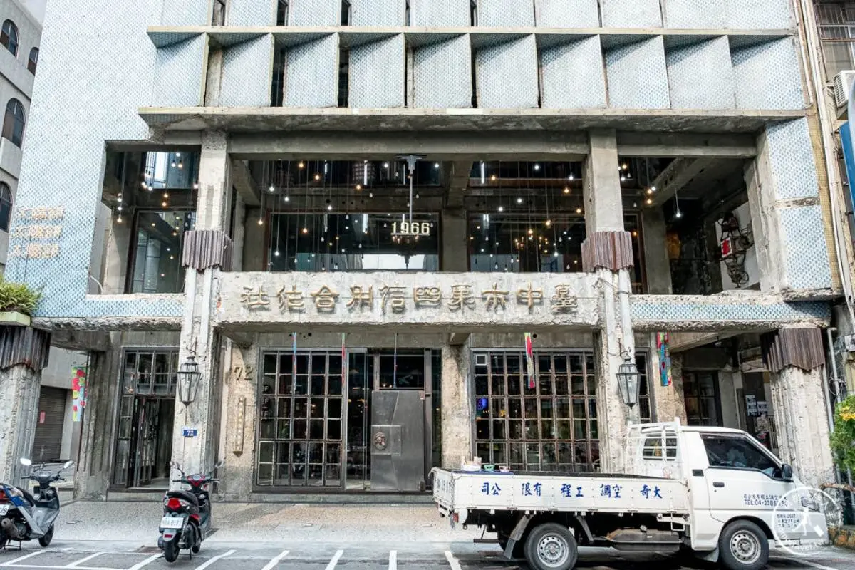 台中人都衝銀行吃冰?老建築化身網美最愛冰店,點冰淇淋送乳酪蛋糕、鳳梨酥 台中人都衝銀行吃冰?老建築化身網美最愛冰店,點冰淇淋送乳酪蛋糕、鳳梨酥