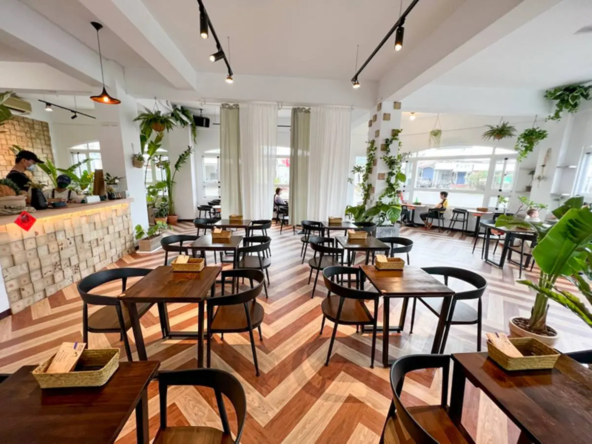 【新開店】秒飛南洋度假！爽嗑整塊芒果原肉冰棒，打卡綠意包圍絕美小餐館