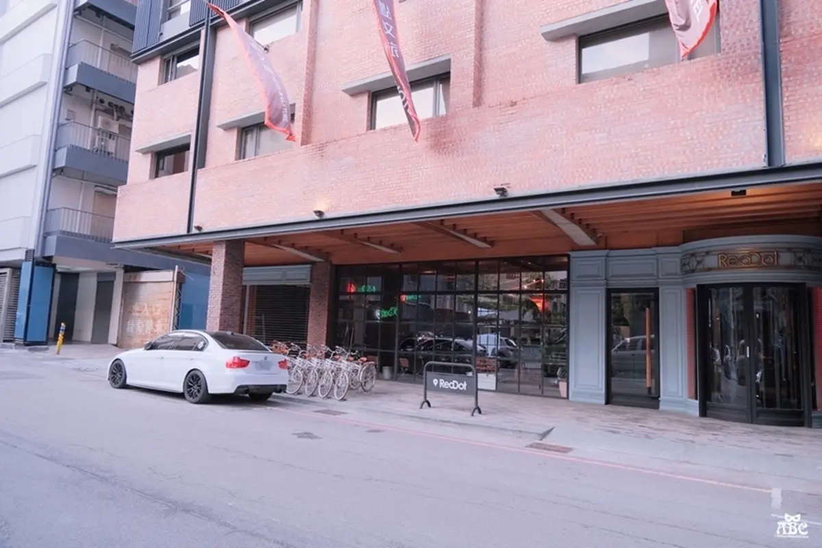 搶拍「巨型銀色溜滑梯」！網評4.2分旅店住到不想走，雙人房躺獨創客家花布床