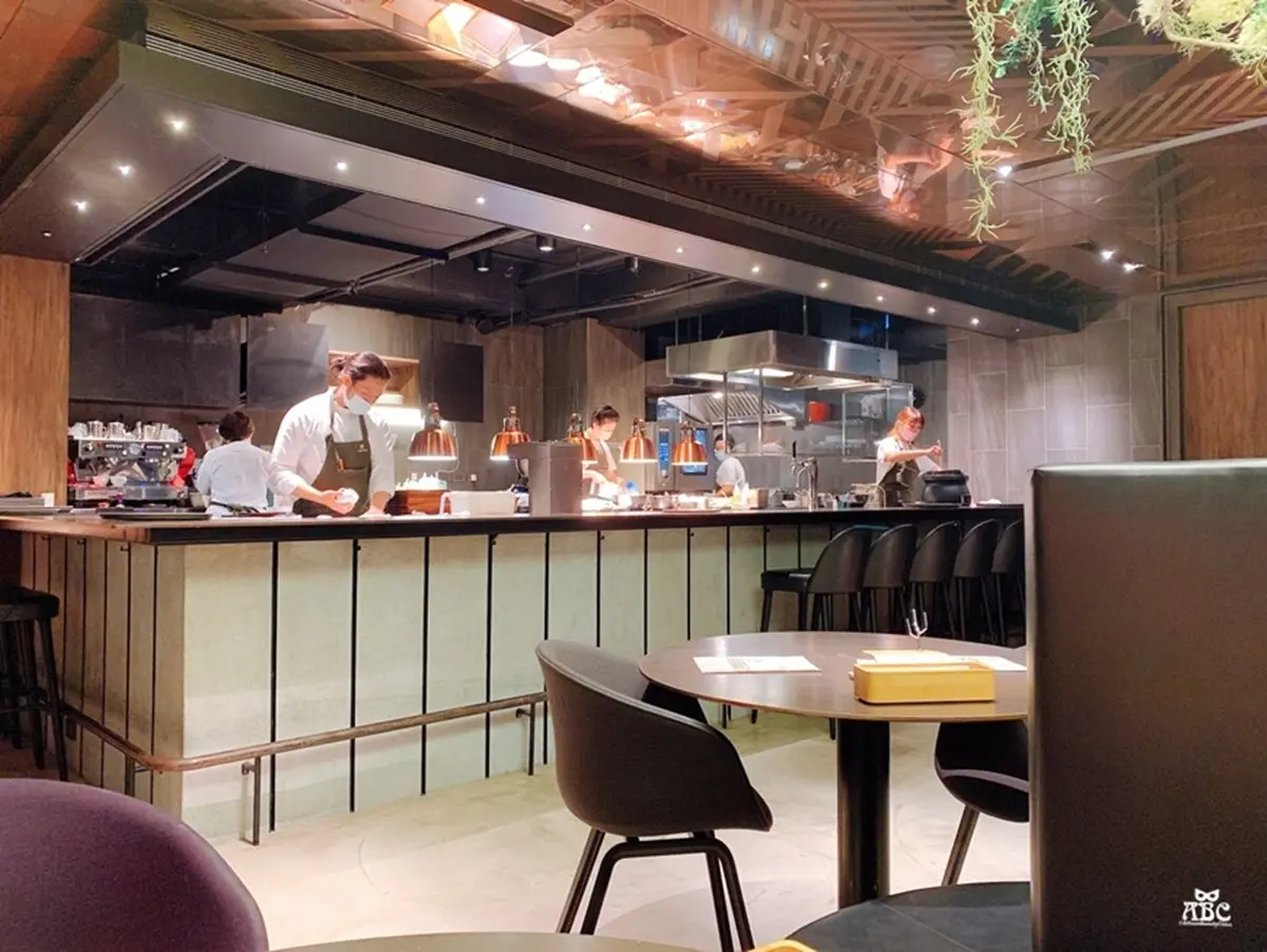 搶拍「巨型銀色溜滑梯」！網評4.2分旅店住到不想走，雙人房躺獨創客家花布床