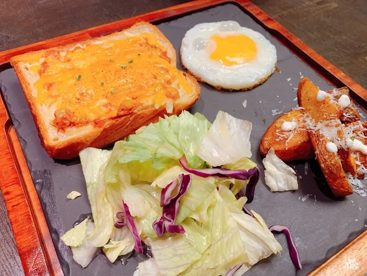 搶拍「巨型銀色溜滑梯」！網評4.2分旅店住到不想走，雙人房躺獨創客家花布床