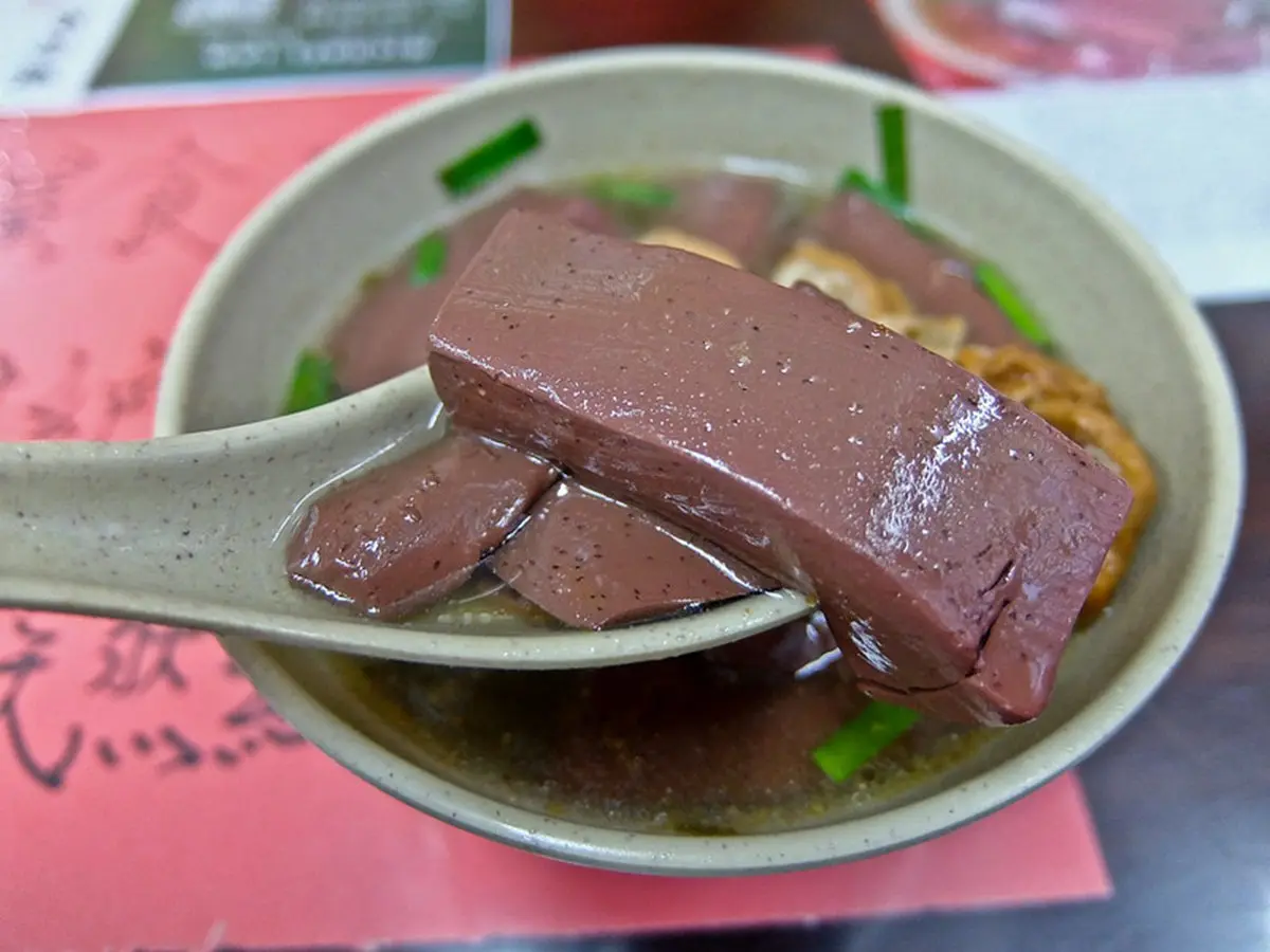 網推台北最強豬血湯！「天然紅豆腐」超軟嫩，配料、湯頭還能任選客製化