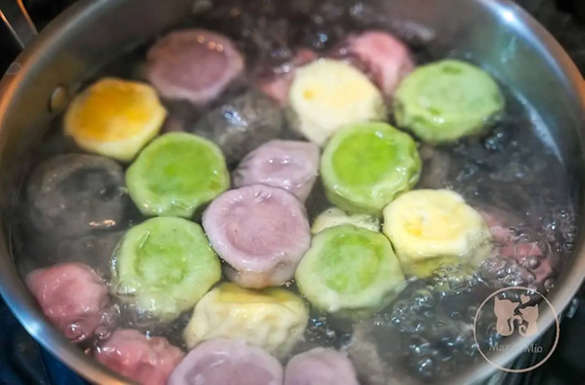 不用苦排鼎泰豐！爆汁彩虹湯包宅配吃得到，超有哏「黑色芝麻」口味愈嚼愈香