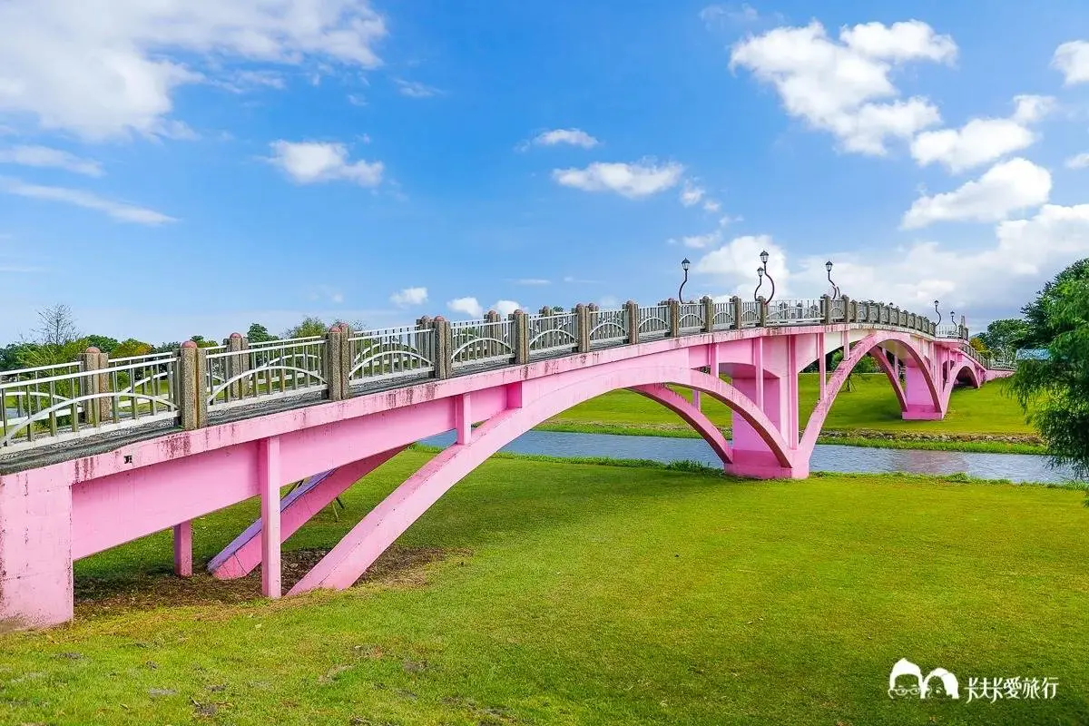 免飛澎湖!絕美宜蘭版「摩西分海」賞壯觀河景,免費拍粉紅鵲橋、騎腳踏車 免飛澎湖!絕美宜蘭版「摩西分海」賞壯觀河景,免費拍粉紅鵲橋、騎腳踏車