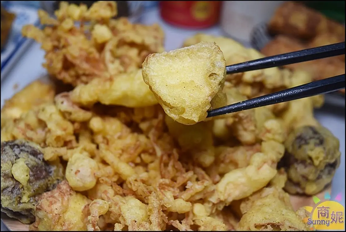 網推高CP值炸物！「大分量綜合菇」堆成小山僅50元，手掌大香菇鑲肉會爆汁