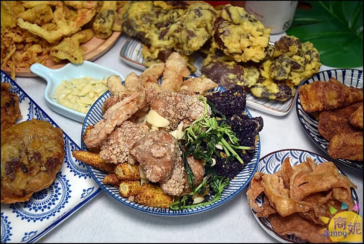 網推高CP值炸物！「大分量綜合菇」堆成小山僅50元，手掌大香菇鑲肉會爆汁