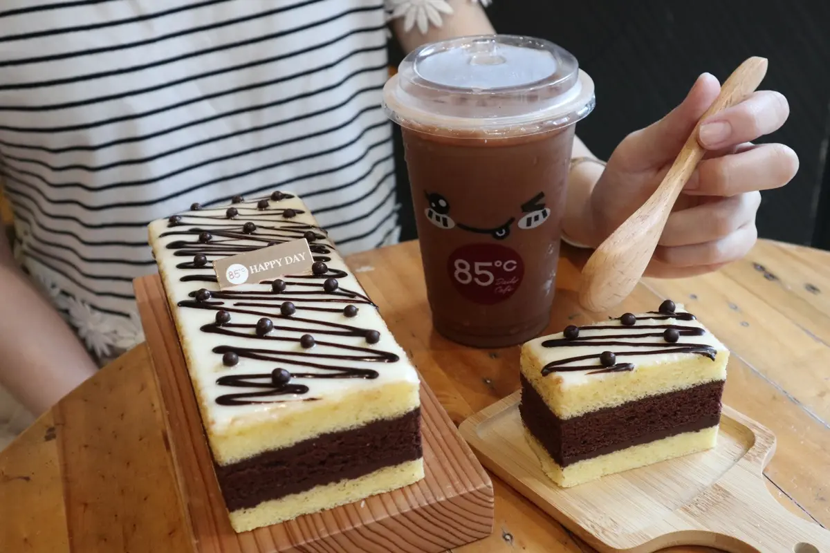 巧克力控要喝!85度C新推「伯爵可可飲+蛋糕」,指定日黑糖珍奶第2杯半價 巧克力控要喝!85度C新推「伯爵可可飲+蛋糕」,指定日黑糖珍奶第2杯半價