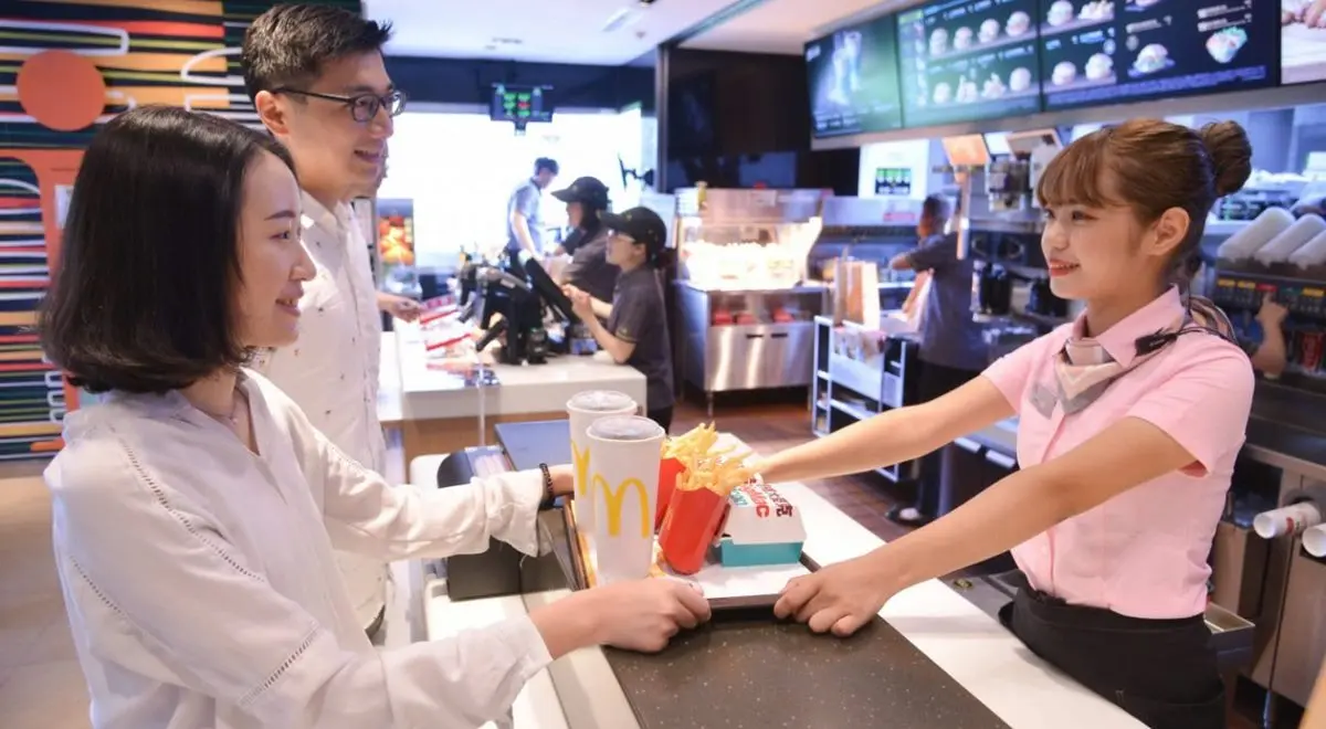 麥當勞飲料杯蓋「4個凸起圓點」大揭密!分別代表不同功能,店員一看就知道 麥當勞飲料杯蓋「4個凸起圓點」大揭密!分別代表不同功能,店員一看就知道