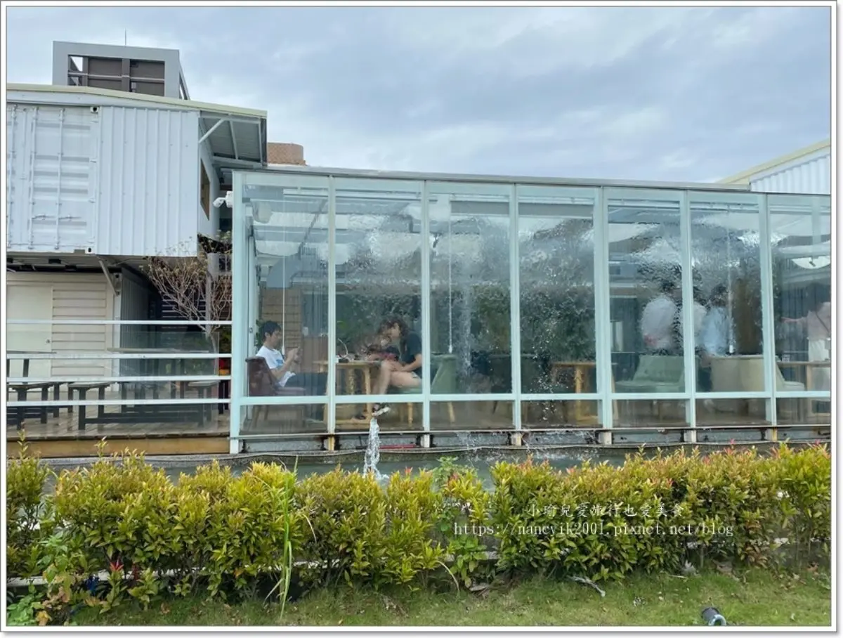 怎麼拍都美！純白貨櫃屋餐廳賞「水瀑帷幕」超療癒，必嘗「松露鮭魚炒飯」