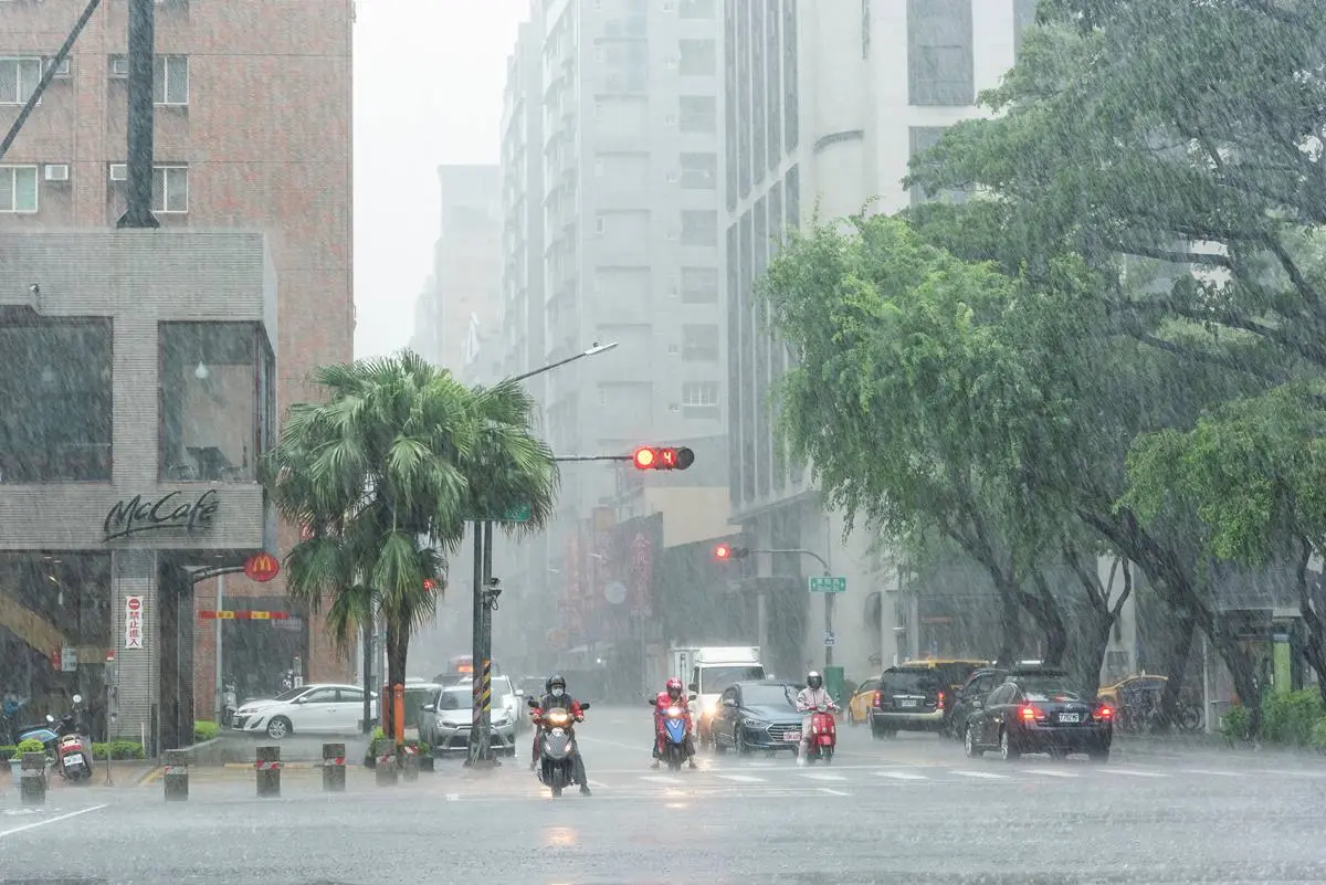 雨傘準備好!梅雨鋒面來襲「這4天雨彈狂炸」,週末雨勢趨緩 雨傘準備好!梅雨鋒面來襲「這4天雨彈狂炸」,週末雨勢趨緩