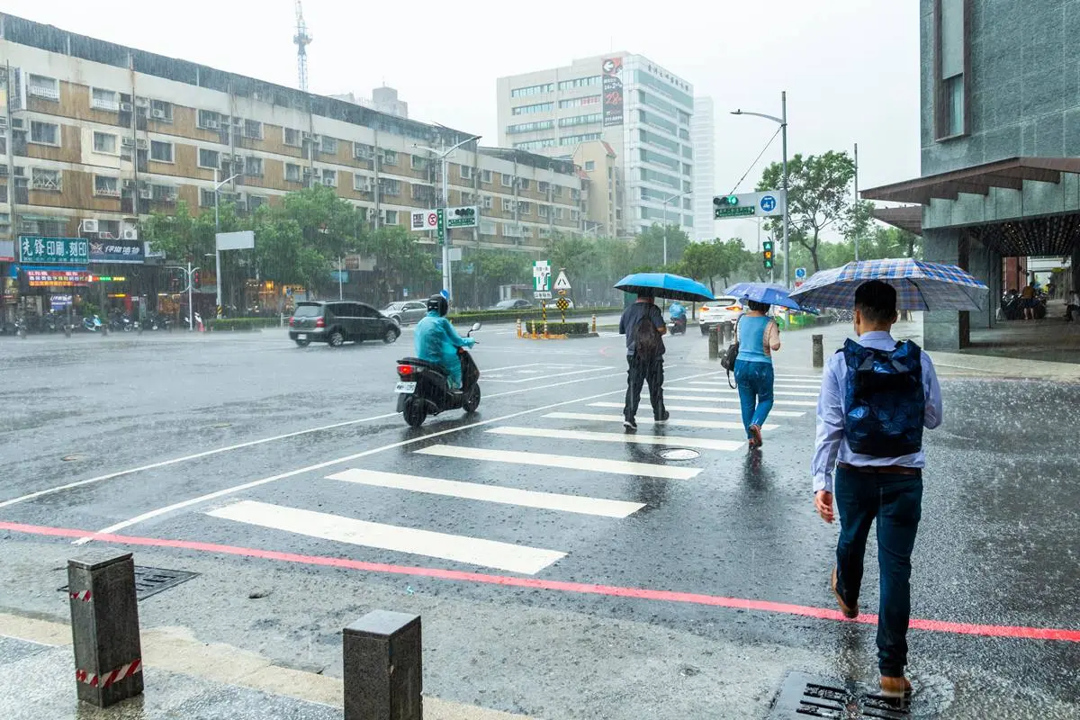 雨傘準備好!梅雨鋒面來襲「這4天雨彈狂炸」,週末雨勢趨緩 雨傘準備好!梅雨鋒面來襲「這4天雨彈狂炸」,週末雨勢趨緩