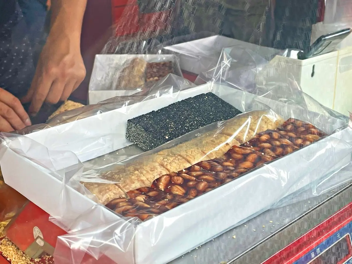 熟客霸氣買10盒!僅此一間「百年花生糖」在地人狂排隊,現點現切噴香超唰嘴 熟客霸氣買10盒!僅此一間「百年花生糖」在地人狂排隊,現點現切噴香超唰嘴