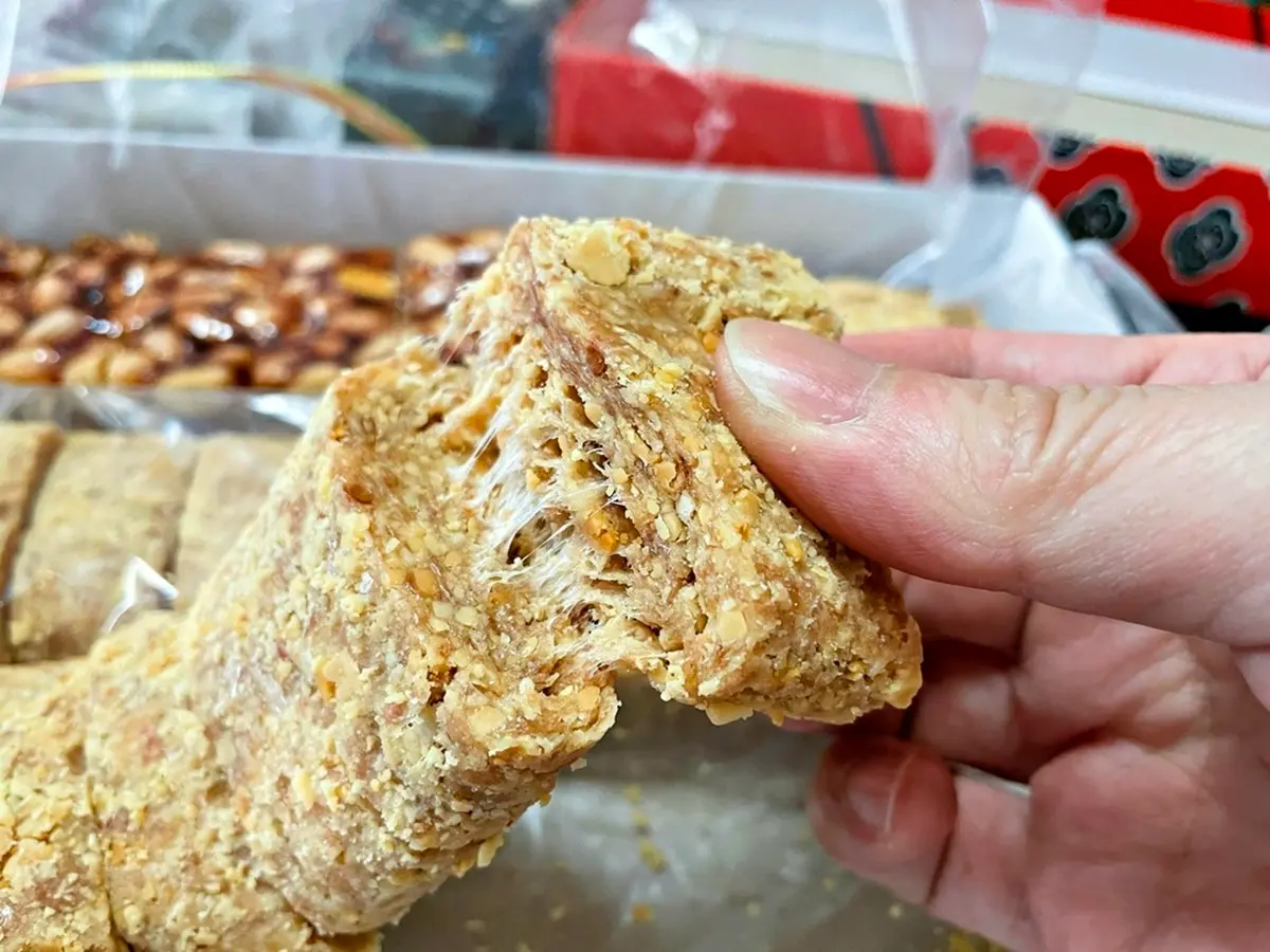 熟客霸氣買10盒!僅此一間「百年花生糖」在地人狂排隊,現點現切噴香超唰嘴 熟客霸氣買10盒!僅此一間「百年花生糖」在地人狂排隊,現點現切噴香超唰嘴