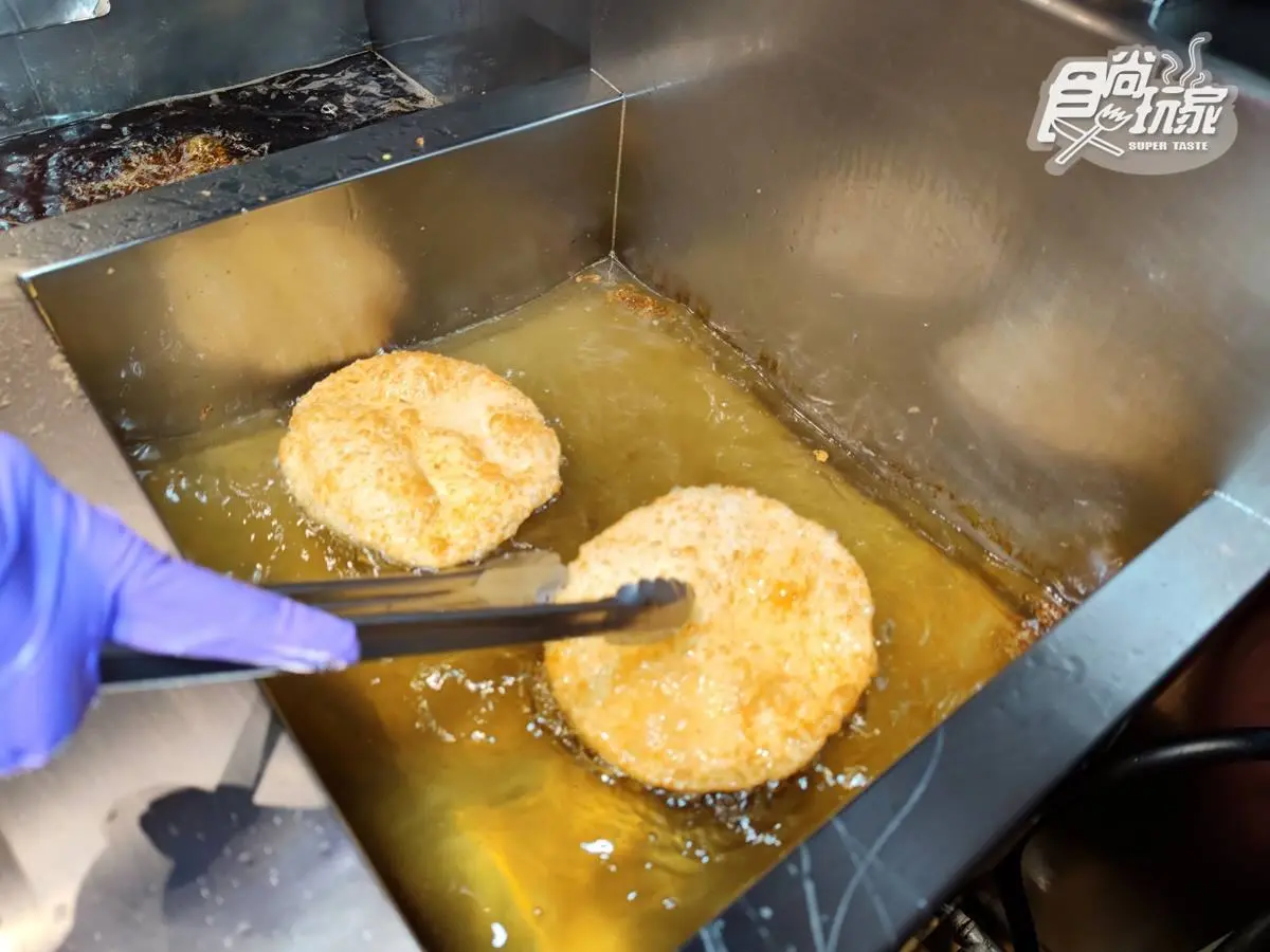 這麼包太犯規!全台最邪惡蔥油餅,豬排、雞排、香腸通通入餡 這麼包太犯規!全台最邪惡蔥油餅,豬排、雞排、香腸通通入餡