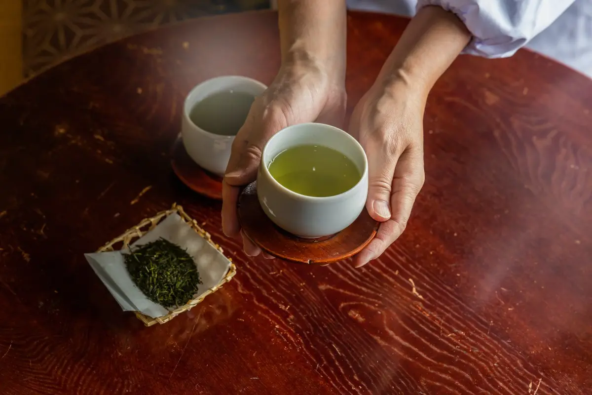 為什麼日本餐廳都上冰水？原因其實超感人，壽司店只供熱茶是為了「這目的」