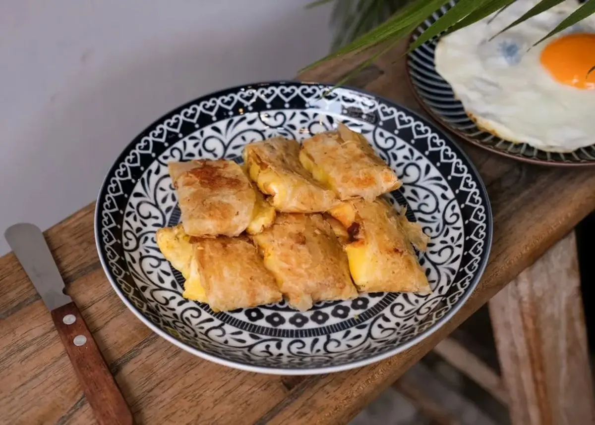 超狂台式早餐！「爆餡刈包」卡啦雞＋厚蛋一口咬不下，打卡「恰恰」３色鍋貼