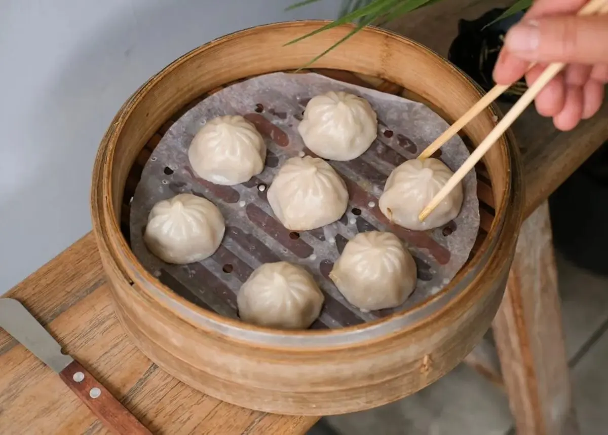 超狂台式早餐！「爆餡刈包」卡啦雞＋厚蛋一口咬不下，打卡「恰恰」３色鍋貼