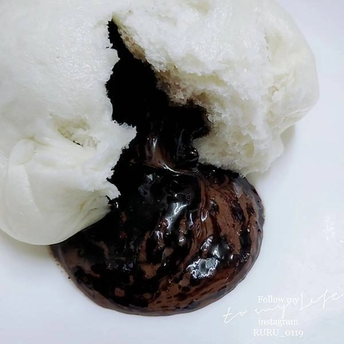 懶人早餐首選！每日現做「老麵包子」Q彈有嚼勁，邪惡爆漿巧克力包只要25元