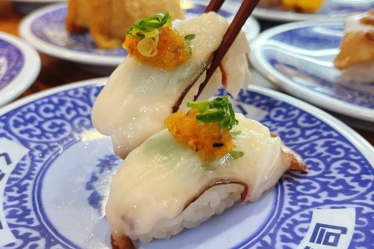 小新粉快衝！藏壽司「蠟筆小新餐盤」免費送，再吃炙烤明太子鮭魚壽司