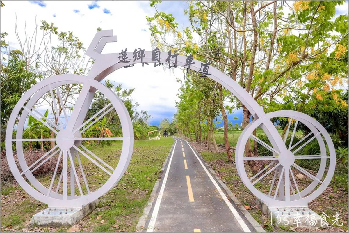 阿勃勒開花了！祕境自行車道化身「夢幻黃金隧道」，邊騎車邊飄黃金雨太浪漫