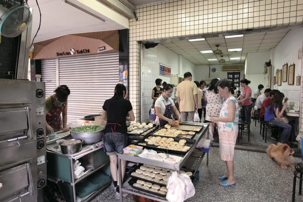 台中人從小吃到大!排隊早餐「牛肉蛋餅」征服冰島主廚,「秒殺燒餅」也必嘗 台中人從小吃到大!排隊早餐「牛肉蛋餅」征服冰島主廚,「秒殺燒餅」也必嘗