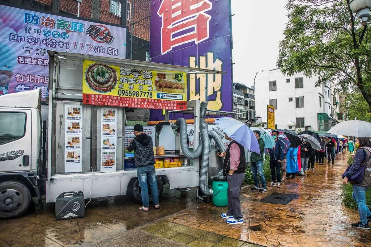 吃貨必追！６大超人氣排隊餐車：釜山歐巴糖餅、秒殺脆皮桶仔雞、古早味米腸