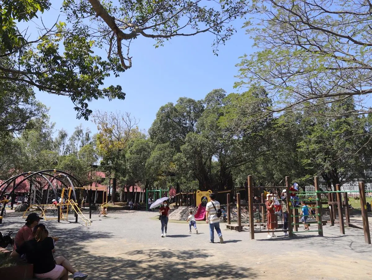 南台灣最大動物園！零距離餵水豚君、看孔雀開屏，免費樂園設施玩到不想走