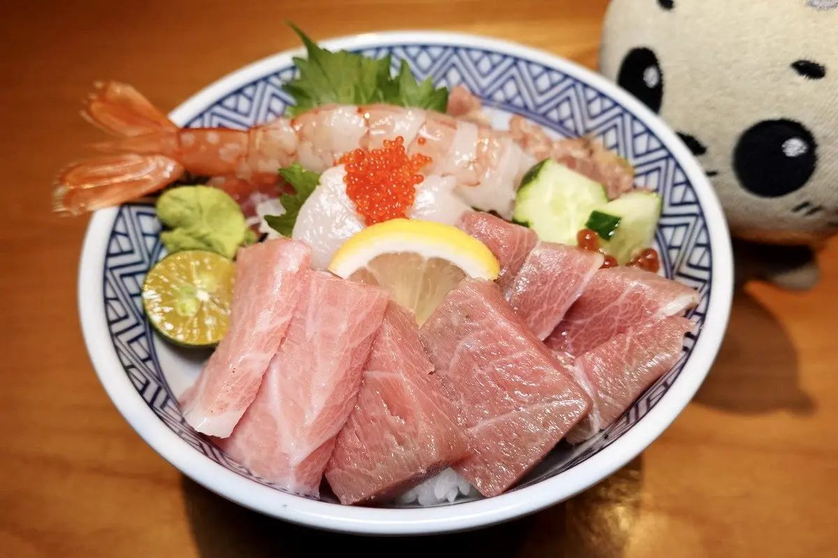 「有青」才敢大聲!台北最強6家海鮮丼:3種部位日本黑鮪、2公分厚生魚片 「有青」才敢大聲!台北最強6家海鮮丼:3種部位日本黑鮪、2公分厚生魚片