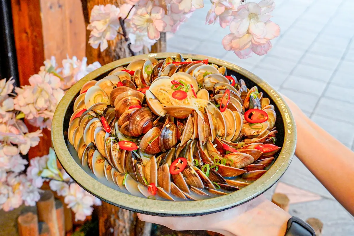 身分證「中２碼」干貝吃到飽！熊一爽嗑和牛、鮑魚，加碼「幾歲送幾顆蛤蜊」