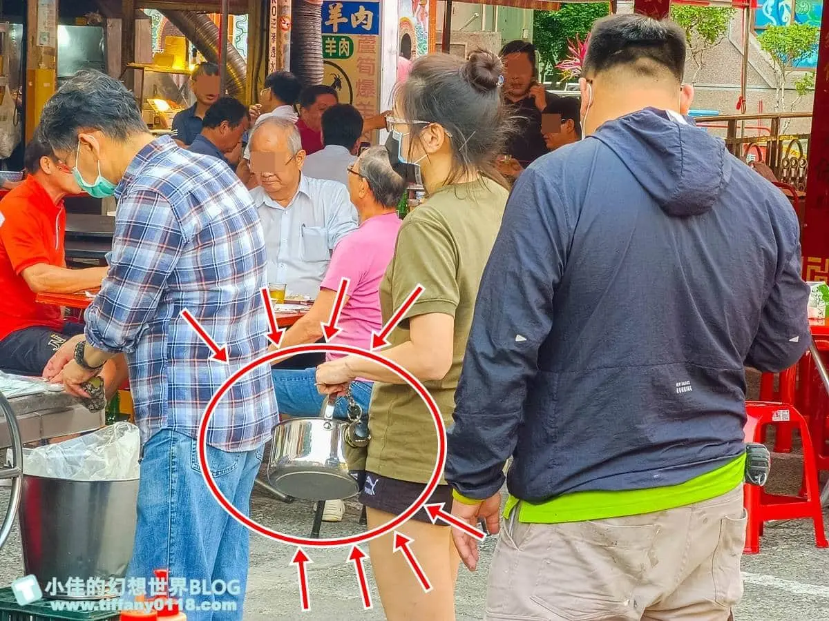 香腸瀑布太吸睛!50年「排隊香腸攤」老饕帶鍋子來買,搭蘿蔔、小黃瓜超解膩 香腸瀑布太吸睛!50年「排隊香腸攤」老饕帶鍋子來買,搭蘿蔔、小黃瓜超解膩