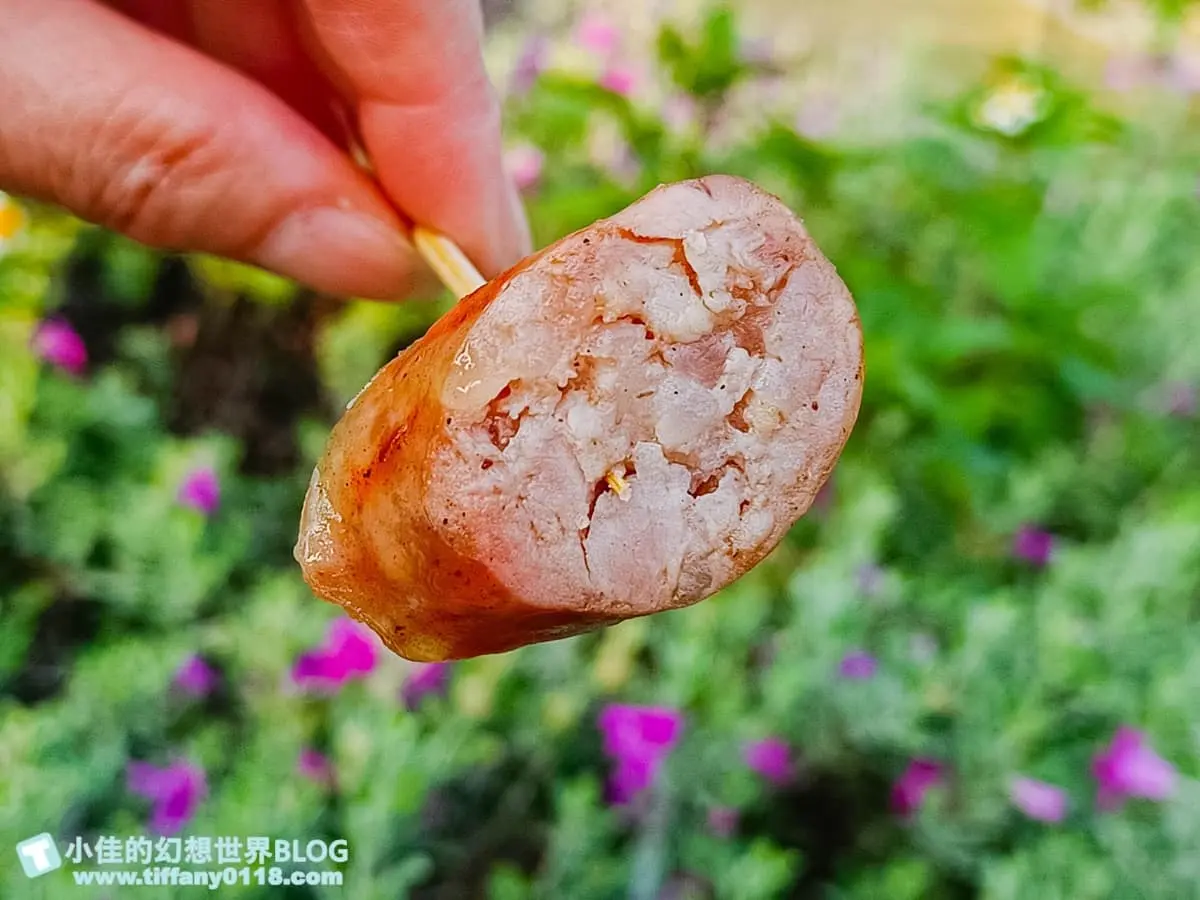 香腸瀑布太吸睛!50年「排隊香腸攤」老饕帶鍋子來買,搭蘿蔔、小黃瓜超解膩 香腸瀑布太吸睛!50年「排隊香腸攤」老饕帶鍋子來買,搭蘿蔔、小黃瓜超解膩