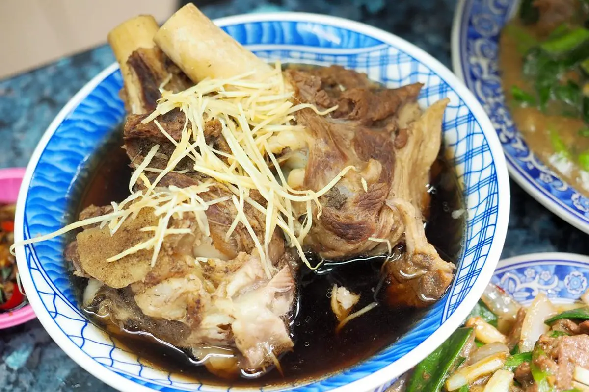 網評土城第一！正宗岡山「羊肉炒麵」爽嗑２倍厚肉片，內用免費續現涮羊肉湯