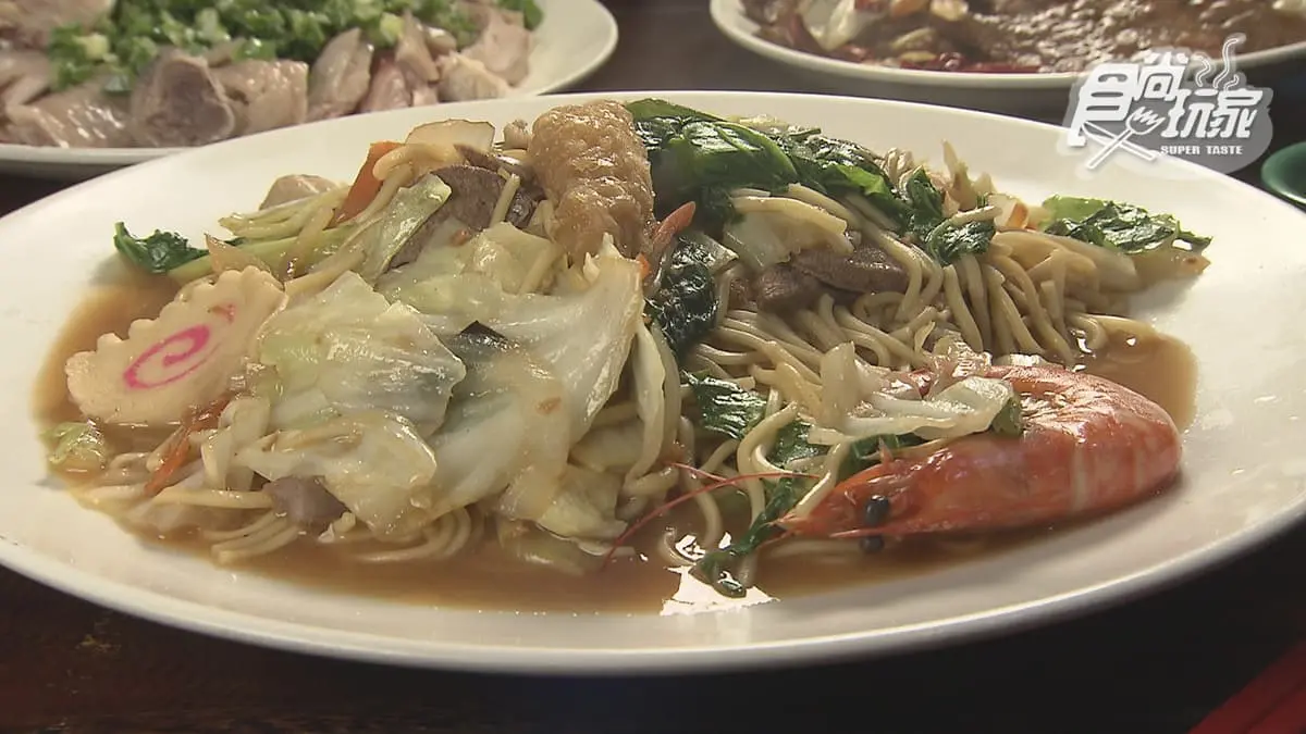 最大分量炒麵！北投「滿料什錦麵」只要120元，再點比拳頭大「浮誇貢丸湯」